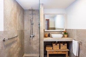 Badewanne, Haartrockner, Handtücher