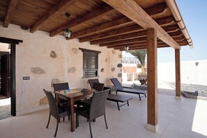 Outdoor dining - "Casa Rural Andresito" with Mountain Views, Pool, Wi-Fi, and Terrace (Pájara)