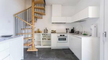 Jääkaappi, mikroaaltouuni, uuni, liesi