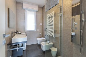 Dusche, Haartrockner, Handtücher