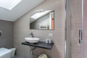 Douche, séchoir à cheveux, serviettes fournies