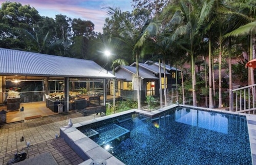 2 x queen bedrooms, 2 x ensuite's, 1 guest lounge, outdoor bbq kitchen and pool.