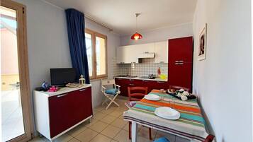 Refrigerador, placa de cocina, silla alta para bebés