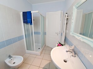 Shower, towels