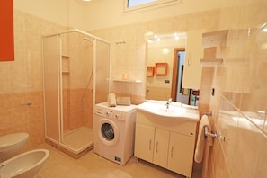 Regadera, amenidades de baño gratuitas, secadora de cabello, toallas 