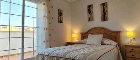 3 chambres, fer et planche à repasser, Wi-Fi, draps fournis