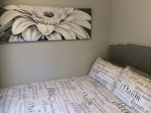 1 dormitorio, tabla de planchar con plancha, wifi y ropa de cama