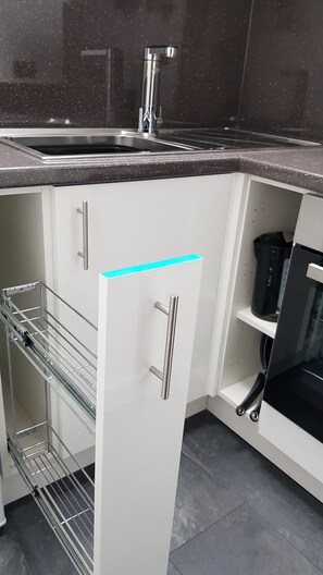 冷蔵庫、電子レンジ、オーブン、コンロ