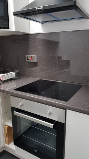Fridge, microwave, oven, stovetop - Impeccable 2-Bed Apartment in Blackpool (Blackpool)