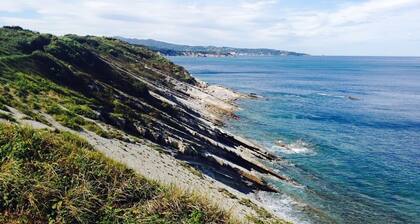 Studio rénové prÚs du centre et de la plage avec parking et mezzanine