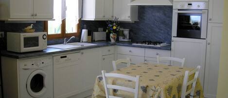 Jääkaappi, mikroaaltouuni, uuni, astianpesukone