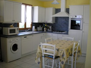 Fridge, microwave, oven, dishwasher - House with Terrace and Garden in St Méard de Drône, Pets Allowed (Saint-Méard-de-Drône)