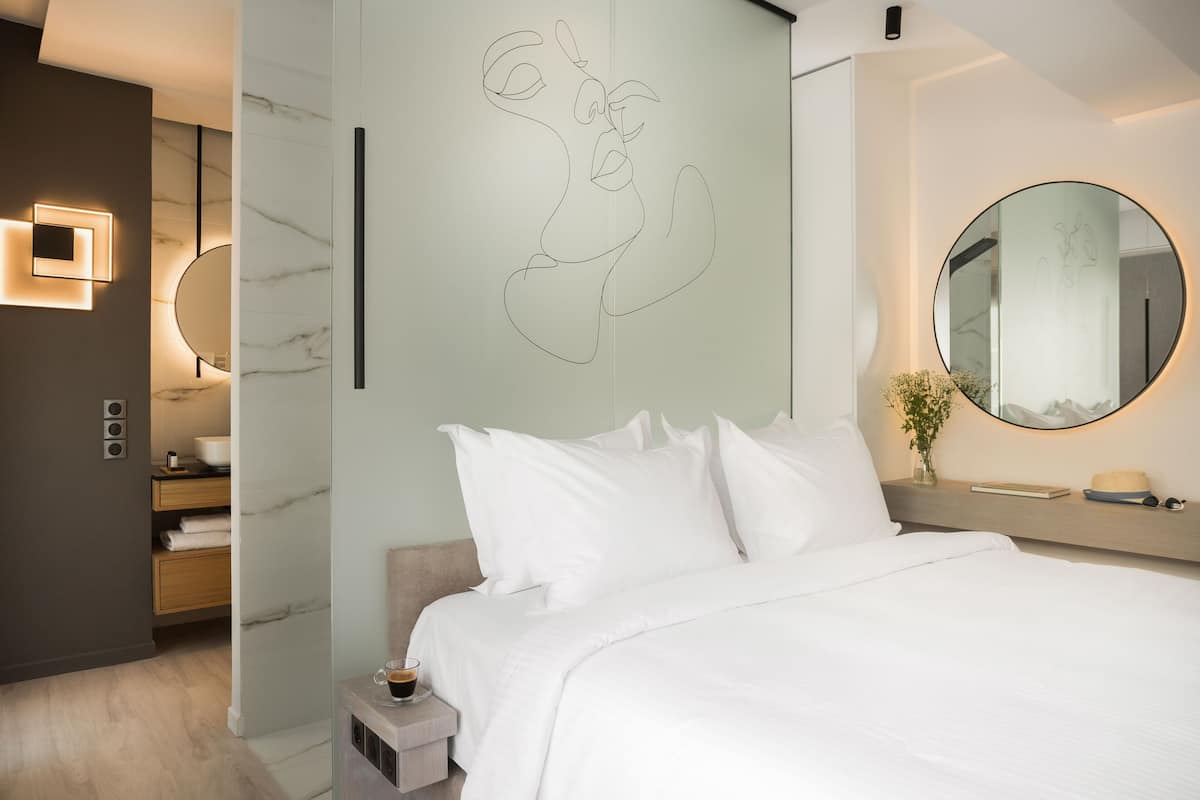 2 bedrooms, Frette Italian sheets, premium bedding, memory-foam beds