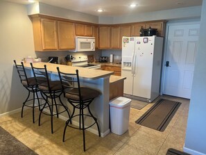 Kjøleskap, mikrobølgeovn, ovn og kokeplater