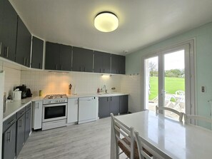 Kjøleskap, mikrobølgeovn, ovn og oppvaskmaskin