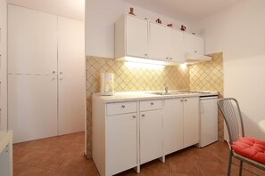 Refrigerador, placa de cocina, cafetera/tetera