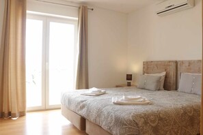 2 quartos, ferros/tábuas de passar roupa, acesso à internet