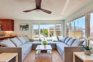 Smart TV, bocina smart, biblioteca musical y estéreo