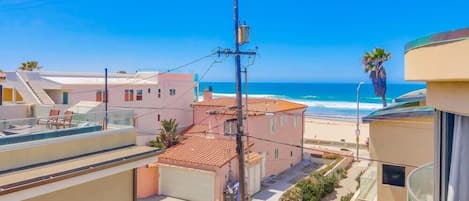 Ubicación cercana a la playa y toallas de playa