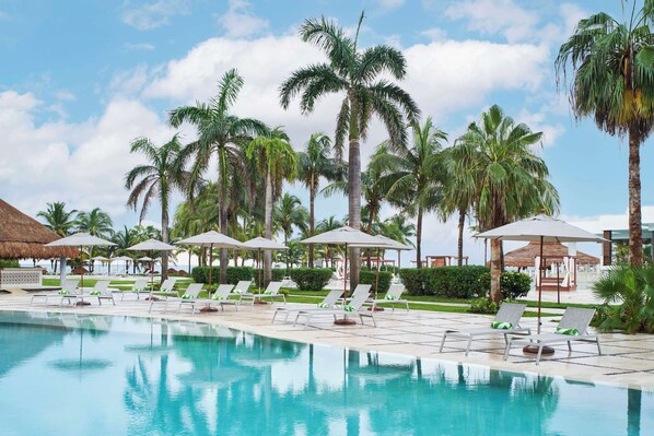9 piscines extérieures, cabanas (supplément), parasols