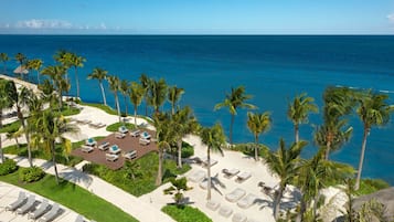 En la playa, playa de arena blanca, sombrillas y toallas de playa