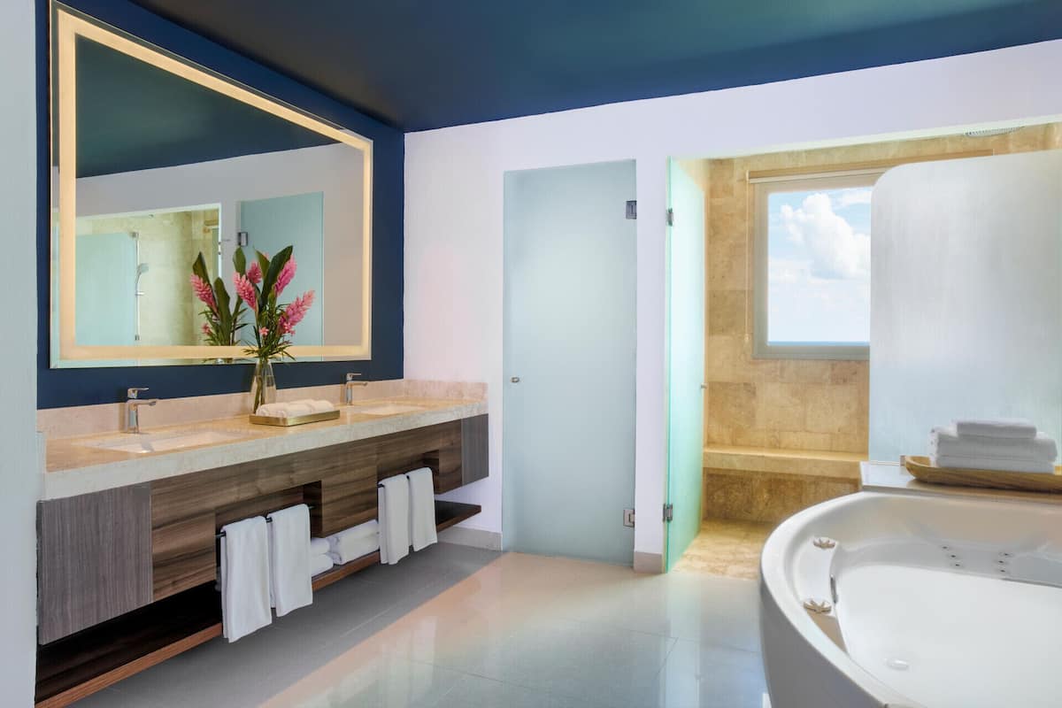 Kamar mandi | Bathtub dan shower terpisah dan bathtub dengan aliran air