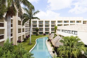 9 piscinas al aire libre, camas de piscina con cargo, sombrillas