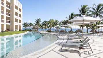 9 albercas al aire libre y camas balinesas (con cargo)