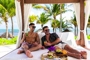 9 albercas al aire libre y camas balinesas (con cargo) 