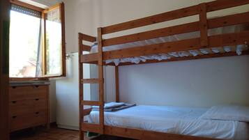 2 camere, culla da viaggio, lenzuola