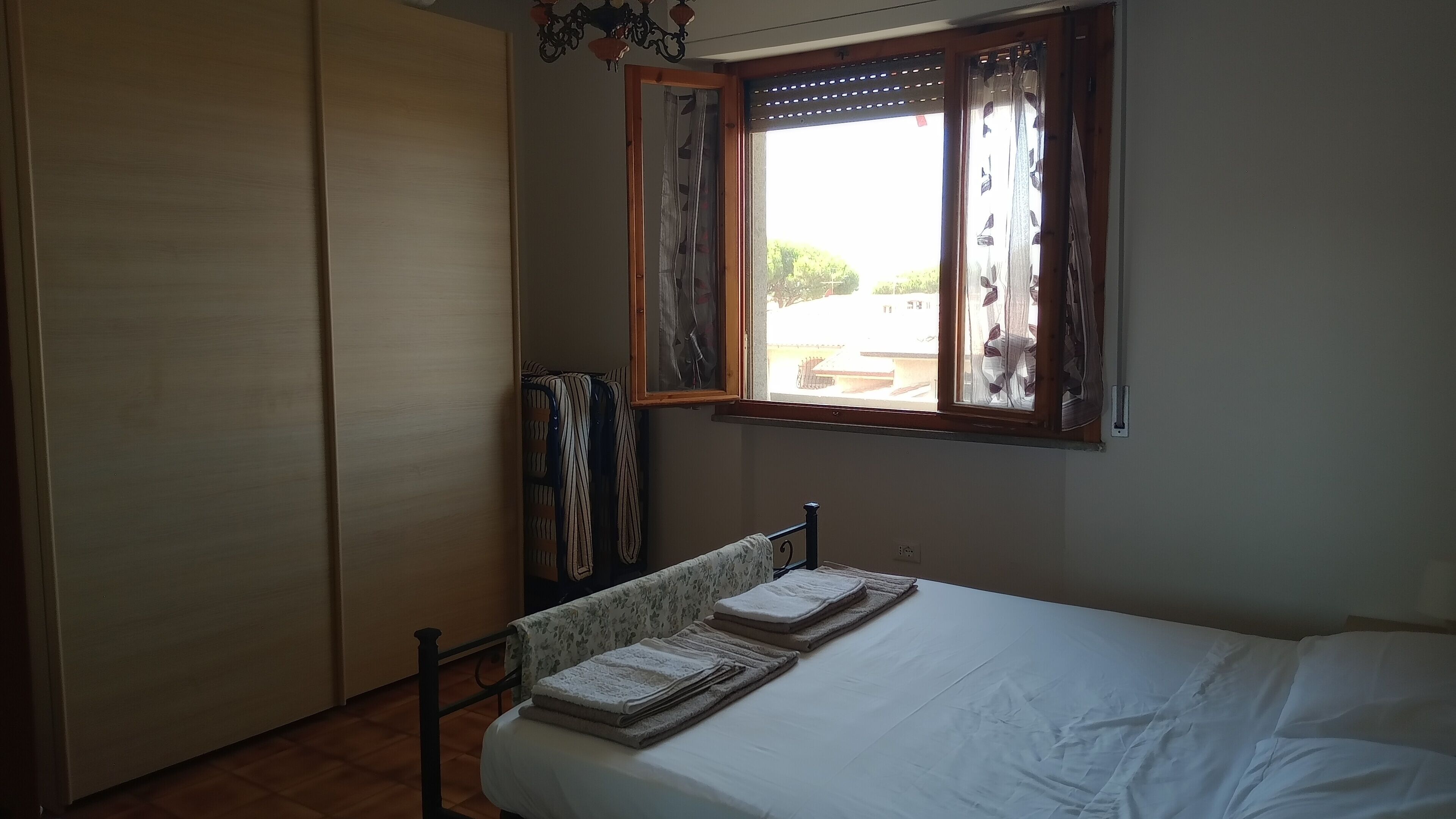 2 chambres, lit parapluie, draps fournis