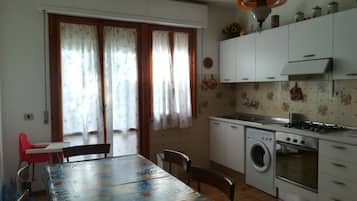 Frigorifero, forno, piano cottura, macchina per tè/caffè