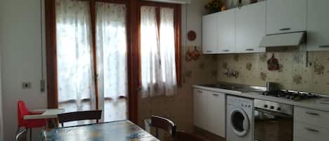 Réfrigérateur, four, plaque de cuisson, cafetière/bouilloire