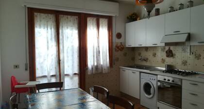 Three-room apartment 4 + 2 beds very close to the sea