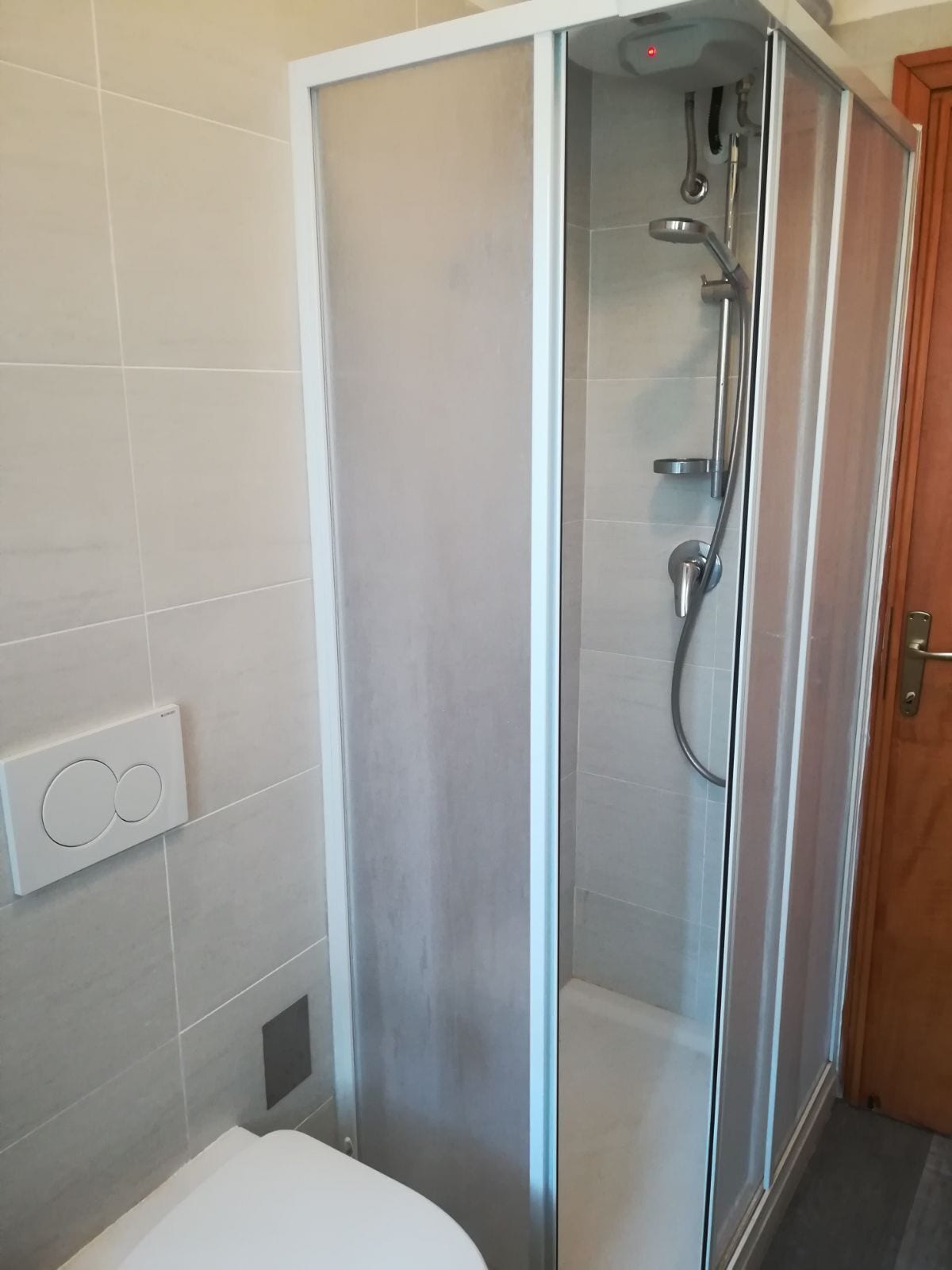Douche, sèche-cheveux, bidet, serviettes fournies