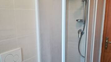 Douche, sèche-cheveux, bidet, serviettes fournies