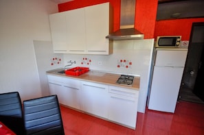 Refrigerador, placa de cocina, cafetera/tetera