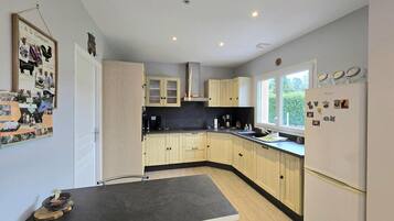 Een koelkast, een microgolfoven, een oven, een vaatwasser