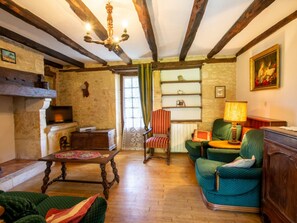 電視、壁爐、DVD 播放機、乒乓球設施