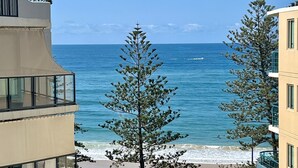 Un bâtiment situé sur la côte, doté d’un balcon donnant sur la mer.