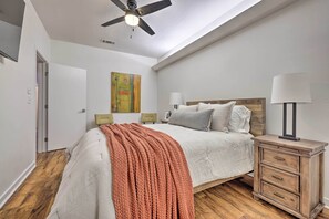 3 bedrooms, iron/ironing board, travel cot, Internet - Renovated Dtwn Retreat < 1 Mi to Plaza Park! (San Marcos)