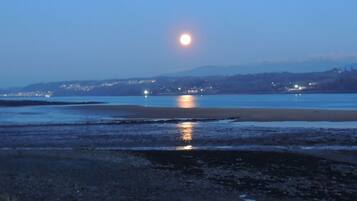 Plage à proximité, chaises longues