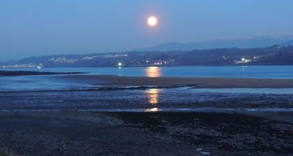 Fabulous family Shepherd's hut.Pet friendly. Electric hot tub bookable extra