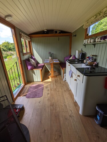 Fabulous family Shepherd's hut.Pet friendly. Electric hot tub bookable extra