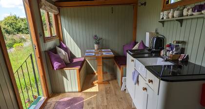 Fabulous family Shepherd's hut.Pet friendly. Electric hot tub bookable extra