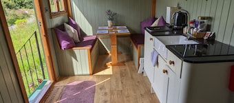 Fabulous family Shepherd's hut.Pet friendly. Electric hot tub bookable extra