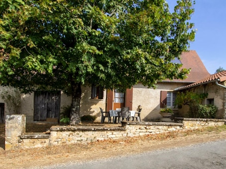 Outdoor dining. 40m² House in Auvézère Valley, Pets Allowed
