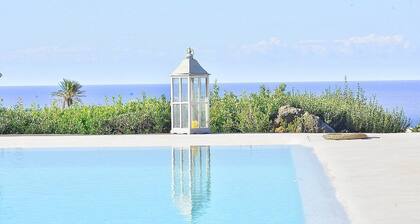 Villa Meriggio A: A characteristic and welcoming dammuso with the fascination of the typical and ancient houses of the island.