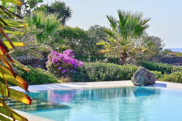 Pool - Villa Meriggio A: A characteristic and welcoming dammuso with the fascination of the typical and ancient houses of the island. (Pantelleria)