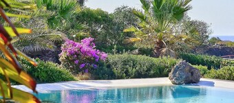 Villa Meriggio A: A characteristic and welcoming dammuso with the fascination of the typical and ancient houses of the island.